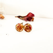 Load image into Gallery viewer, Lobe earrings with flower cutouts and gold fragments
