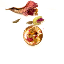 Load image into Gallery viewer, Lobe earrings with flower cutouts and gold fragments
